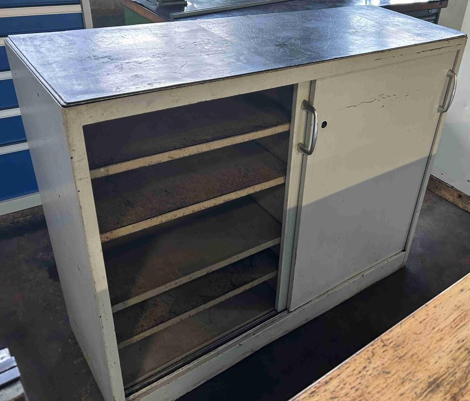 Werkzeugschrank mit Schiebetüren 1300x460x1050