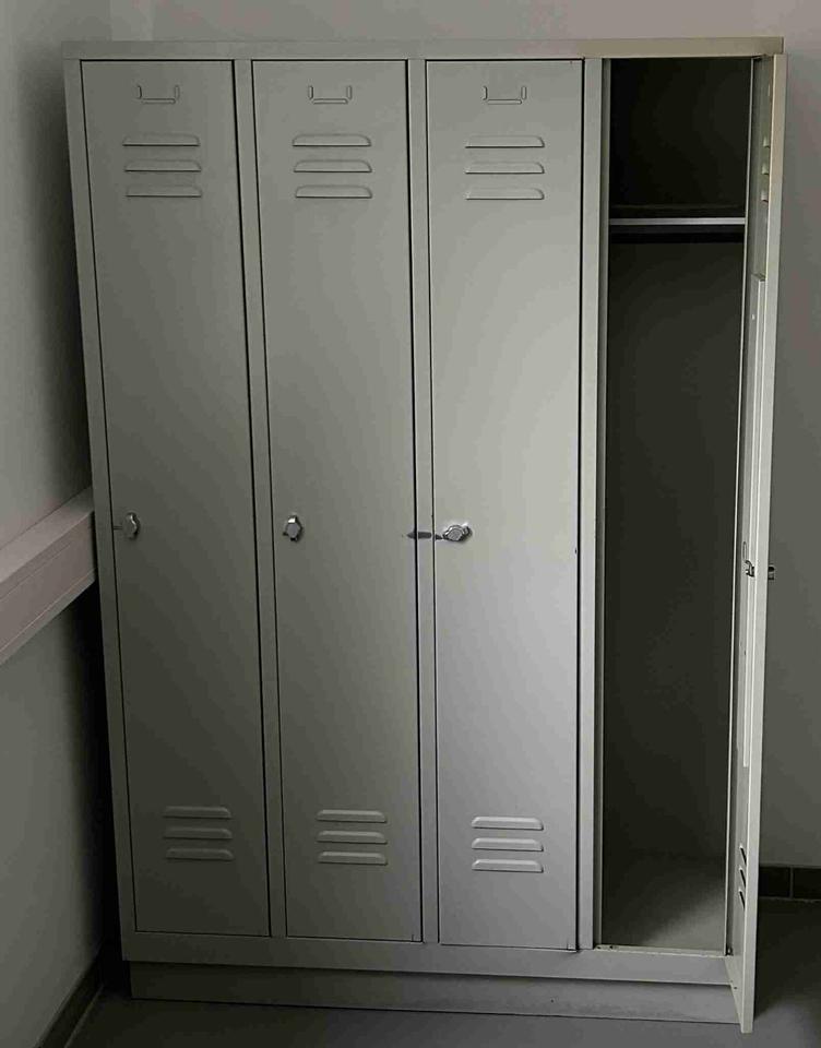 Garderobenschrank / Spind 4-fach / 119x50x180 / Mehrfachposten